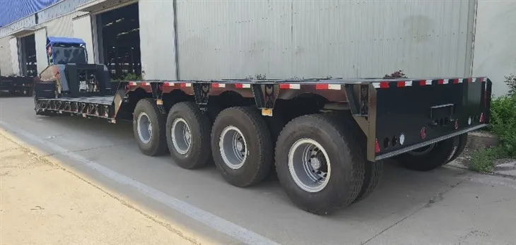 Štiriosni transportni polpriklopnik z nizko šasijo